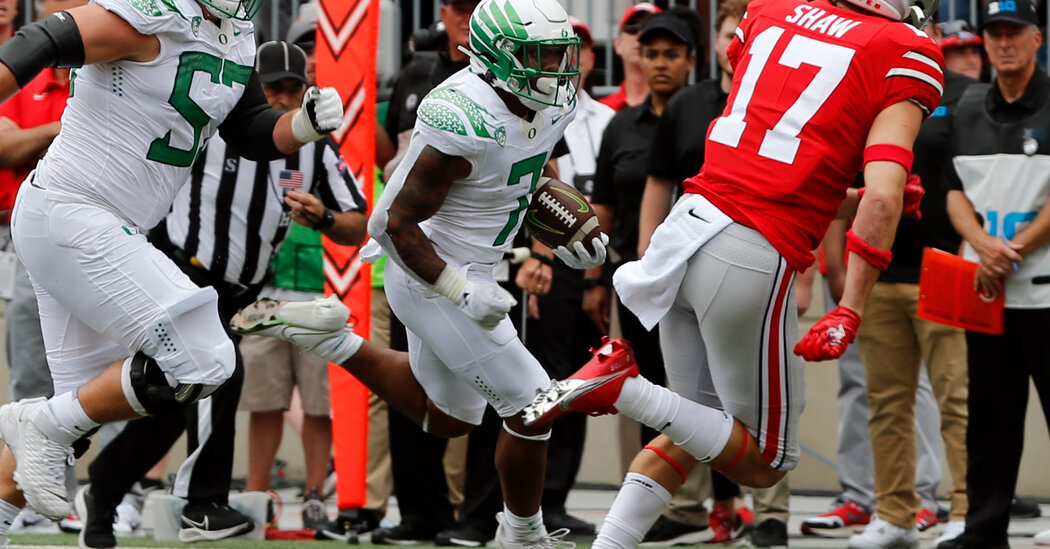 Oregon Upsets Ohio State, Keeping Pac-12 in Playoff Mix