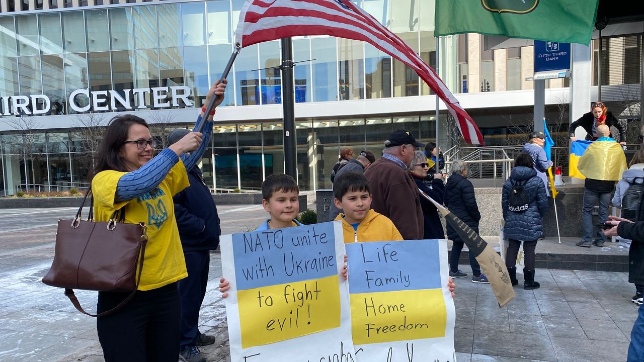 Cincinnatians march to show support for Ukraine