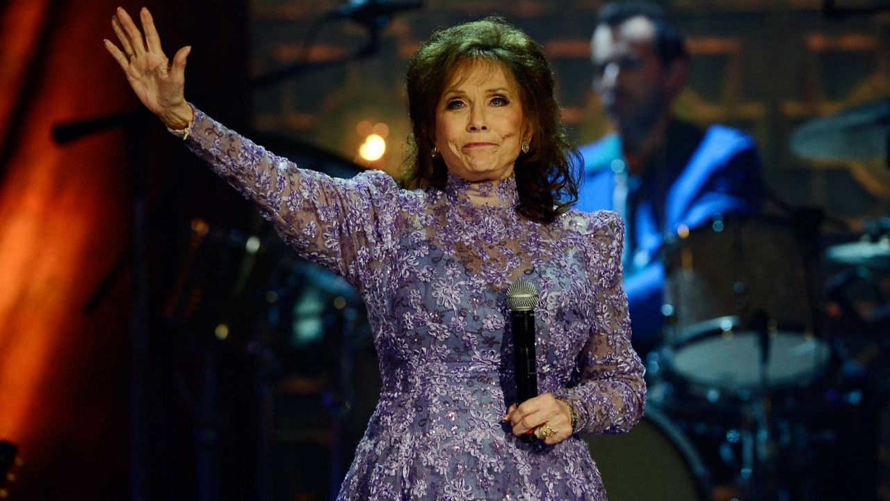 Loretta Lynn, coal miners daughter and country queen, dies