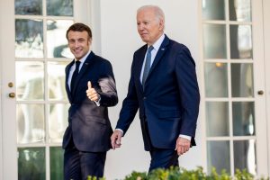 Read more about the article Biden acknowledges climate law has glitches after Macron criticism