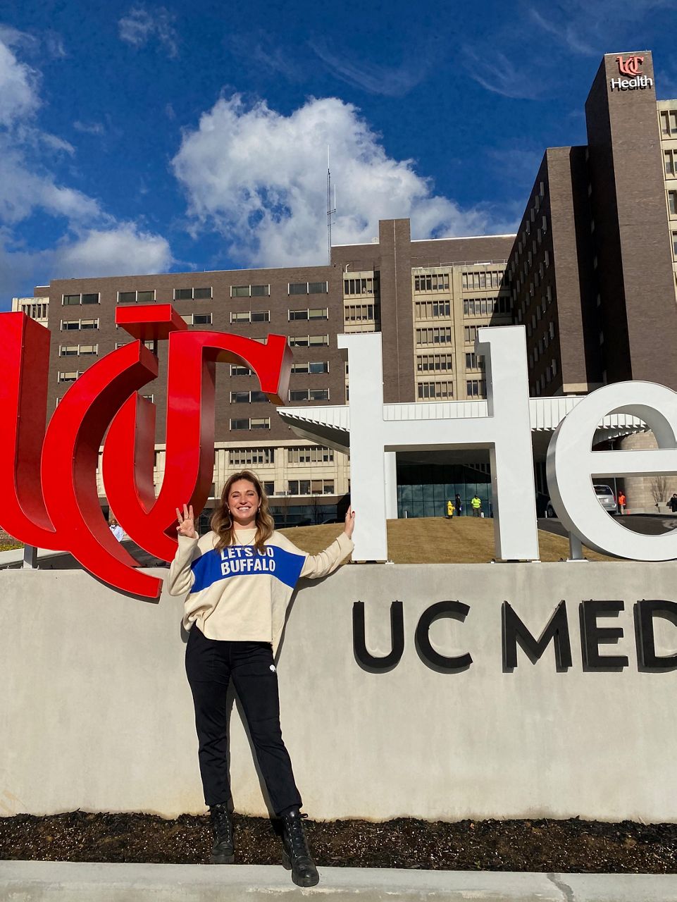 Buffalo Bills fan brings meals to UC Medical Center workers as thank you for saving Hamlin