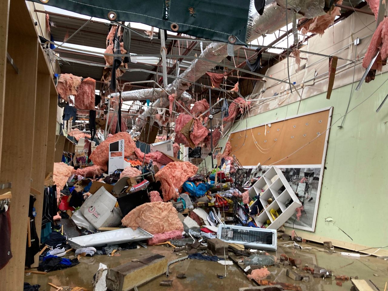 You are currently viewing At least 21 dead after tornadoes rake Midwest, South