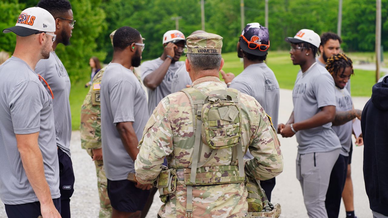 You are currently viewing Cincinnati Bengals players have training day at Fort Knox Military Post