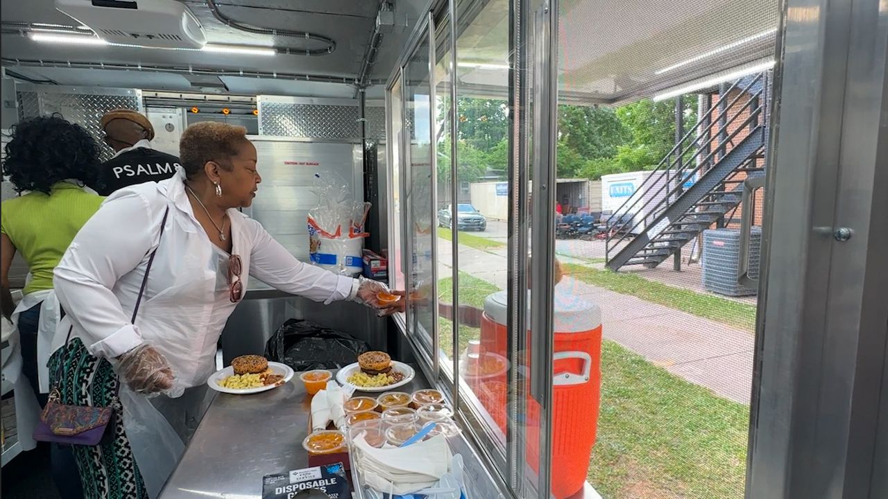 You are currently viewing New food truck revives Feed the Hungry Project in Middletown