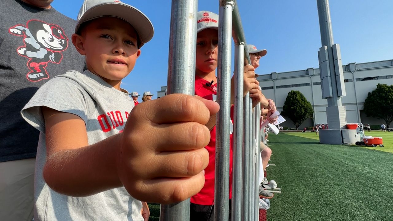 You are currently viewing Fans get first look at Buckeyes in action